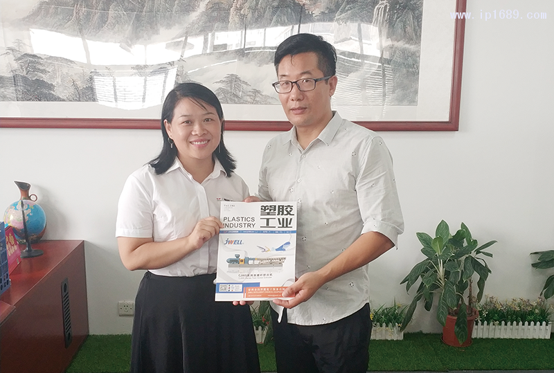 廣州市白云區容德塑膠制品廠總經理周鴻奎(右)