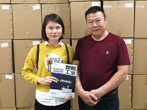 華注塑料制品廠總經理羅德彬(右)