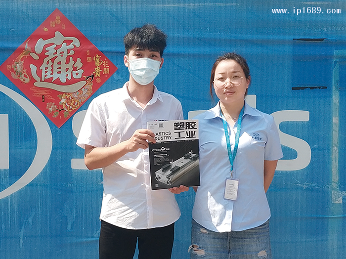 東晟密封科技有限公司設計研發部主管翟蘭蘭(右)1