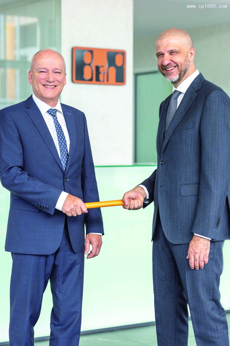 在公司工作了34年之后，Peter Gucher（左）將光榮退休，其首席銷(xiāo)售官的職務(wù)將移交給Luca Galluzzi