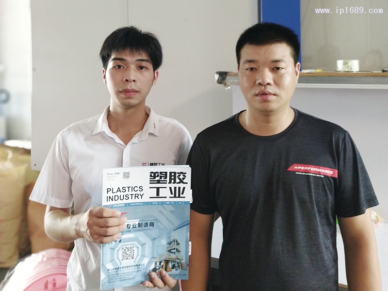 海旺五金塑料廠廠長吳先生(右)