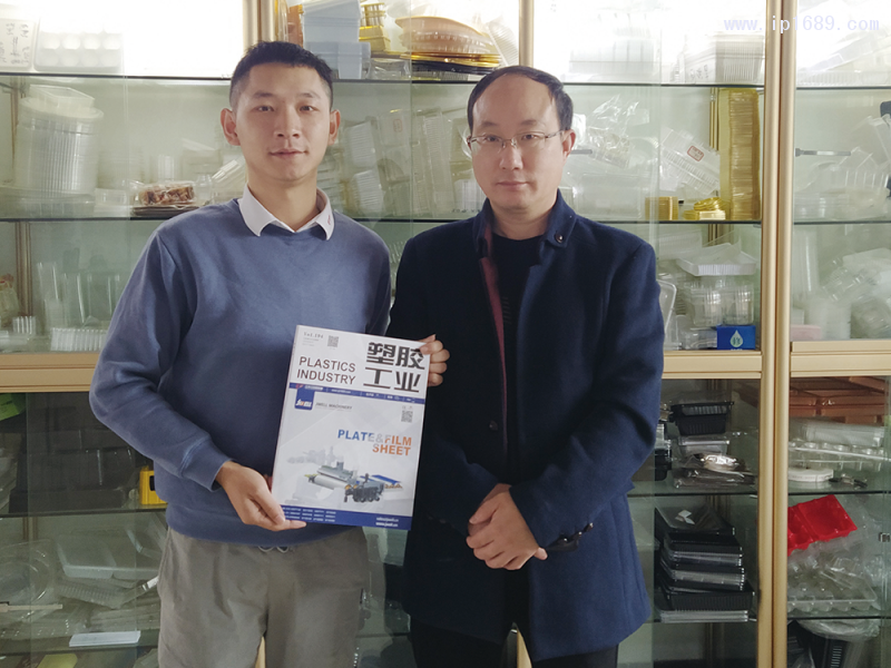 安徽銳潔塑業(yè)有限公司總經理朱雙七(右)