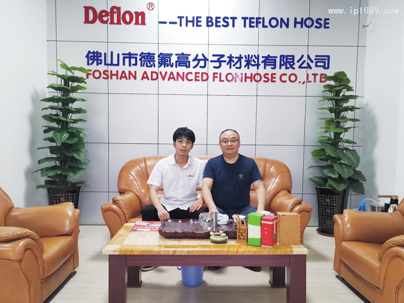 佛山市德氟高分子材料有限公司高級工程師黃國洪(右)
