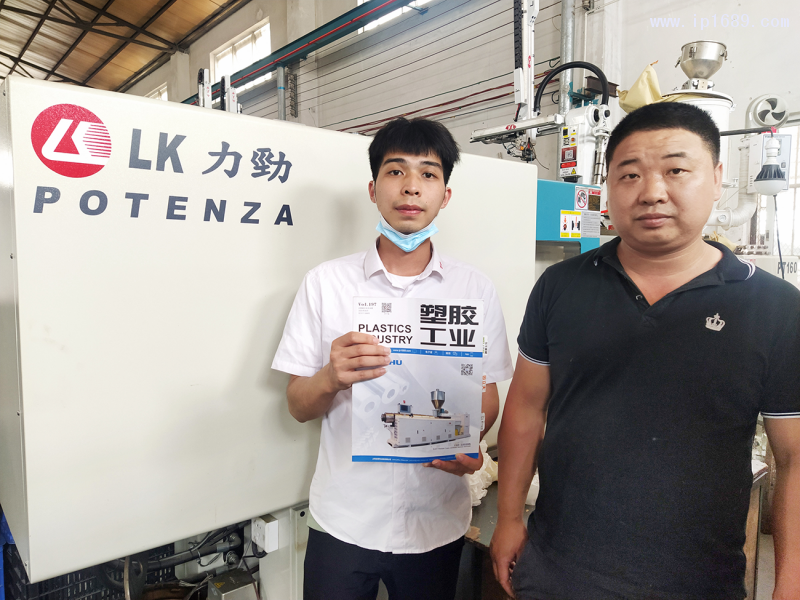 中山市小欖鎮永森塑料制品廠總經理盧鉅添(右)