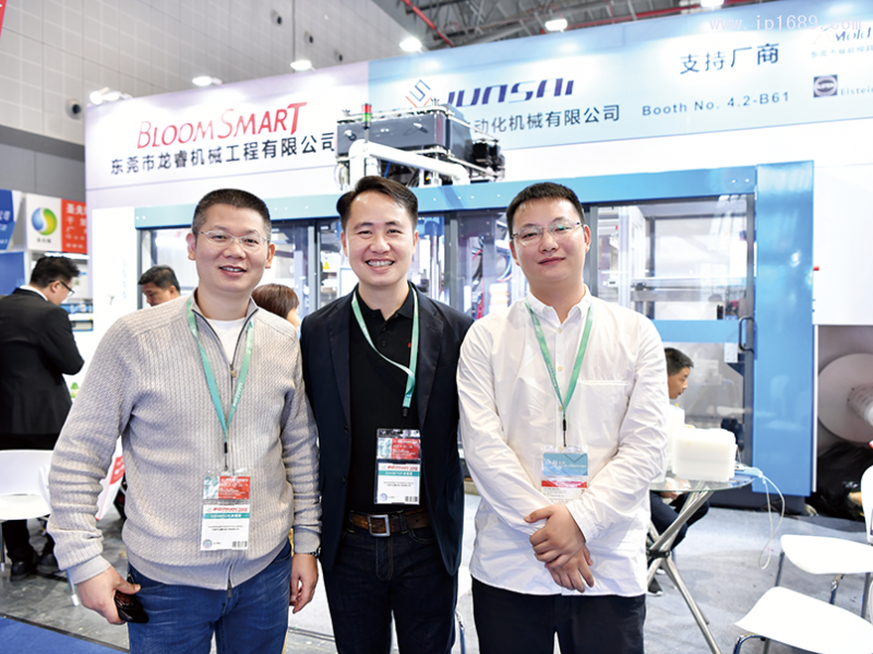 龍睿總經(jīng)理李躍(中)