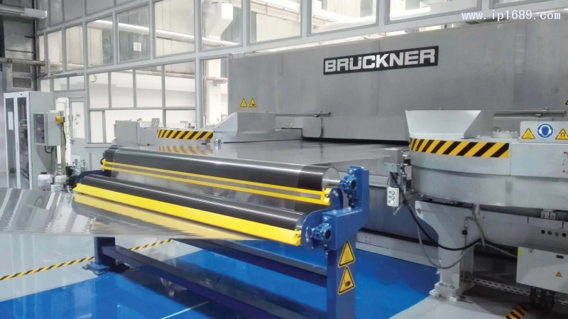 布魯克納的塑料薄膜拉伸生產線，其中科倍隆的ZSK擠出機承擔了物料的熔融和混合功能。