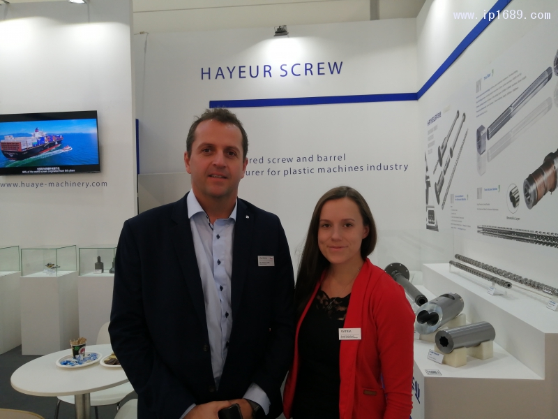 浙江華業塑料機械股份有限公司 華業代理商Mgr（左）、Aneta（右）