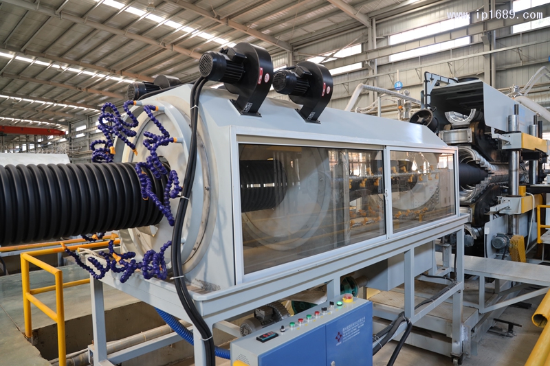 每隔4分16秒就會(huì)有一根6米長的管子成功下線