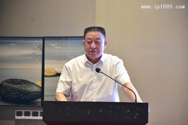 山西省塑料行業協會會長、中德投資集團公司董事長程田青作工作報告