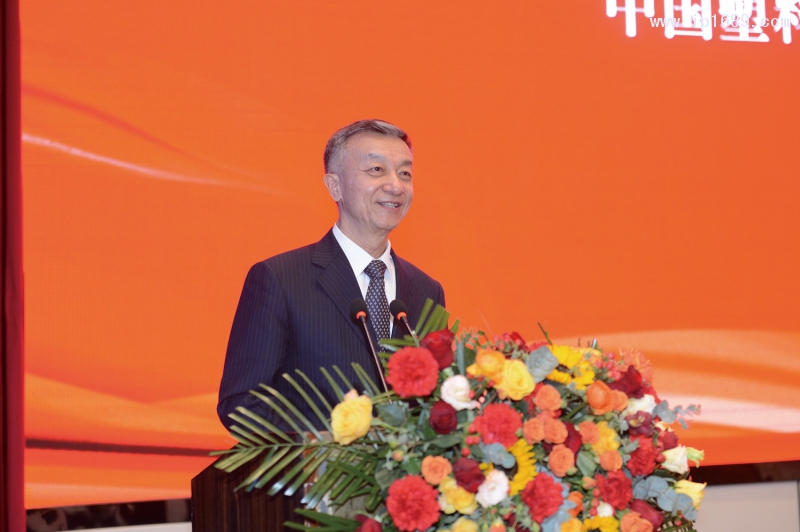 中國輕工業聯合會兼職副會長、中國塑料加工工業協會榮譽理事長朱文瑋