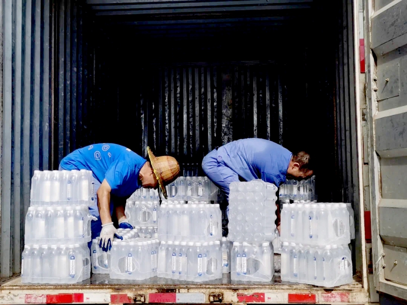 捐贈涵蓋礦泉水、食用油、八寶粥、衣服等物資-拷貝