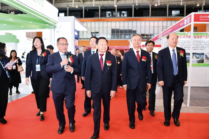 開幕式后,與會領導、嘉賓前往展館進行參觀-拷貝