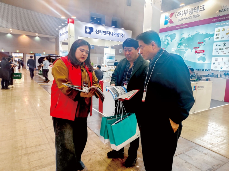 塑膠工業(yè)工作人員為現(xiàn)場觀眾介紹國內(nèi)最新行業(yè)資訊-拷貝