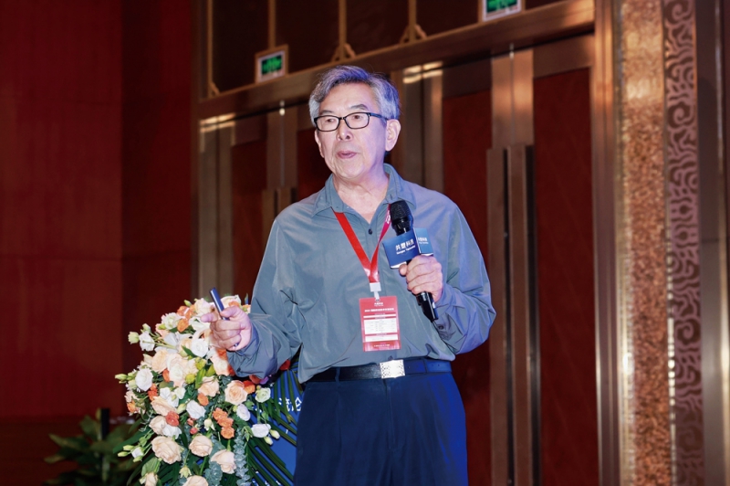 中國合成樹脂協(xié)會榮譽會長鄭塏發(fā)表演講