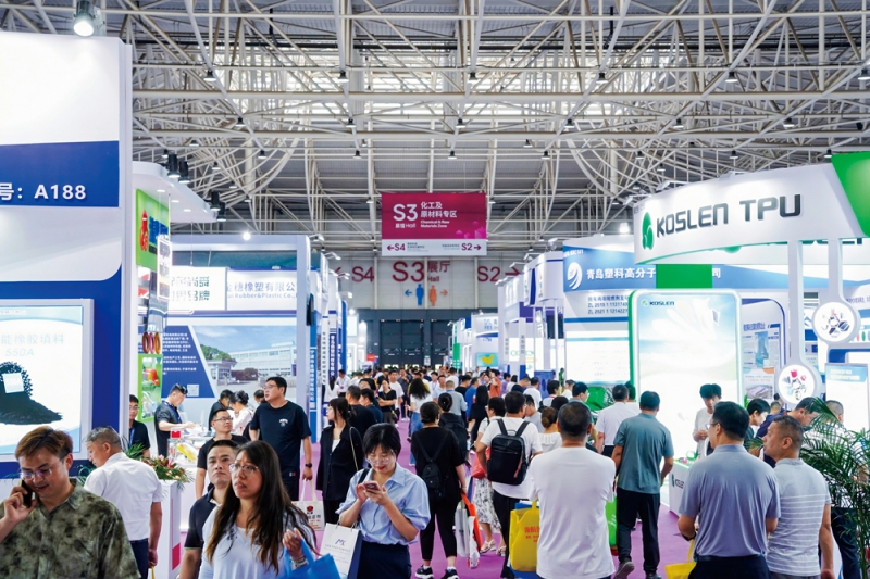 展會現(xiàn)場人潮涌動