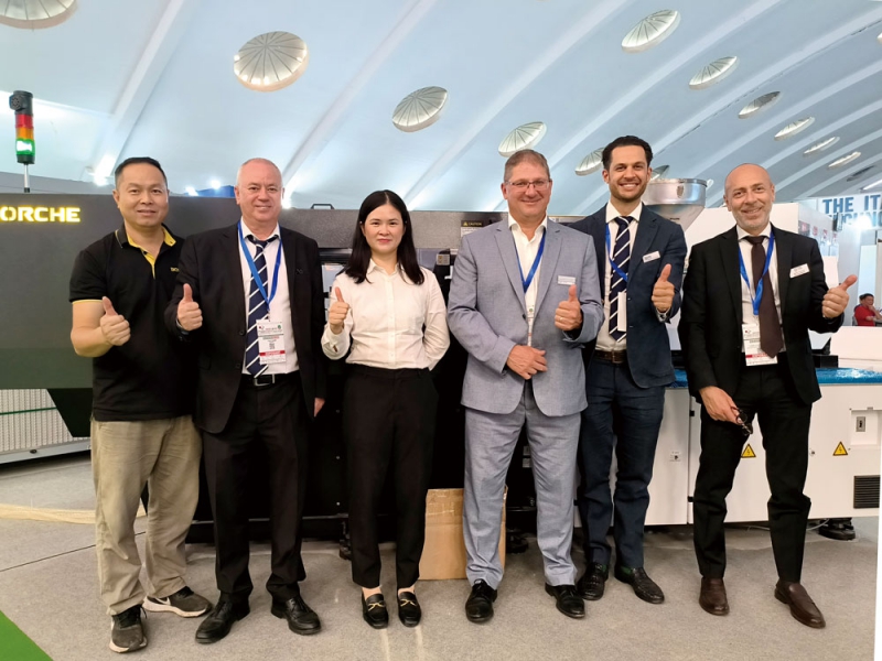 1-博創(chuàng)智能裝備股份有限公司--Sales-Manager-Cherry-Liu（左三）