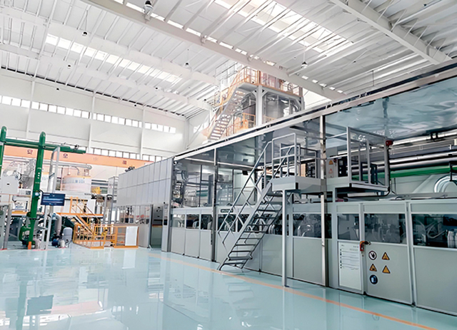 與會(huì)領(lǐng)導(dǎo)及嘉賓共同參觀了新投產(chǎn)的智能化生產(chǎn)線車間，